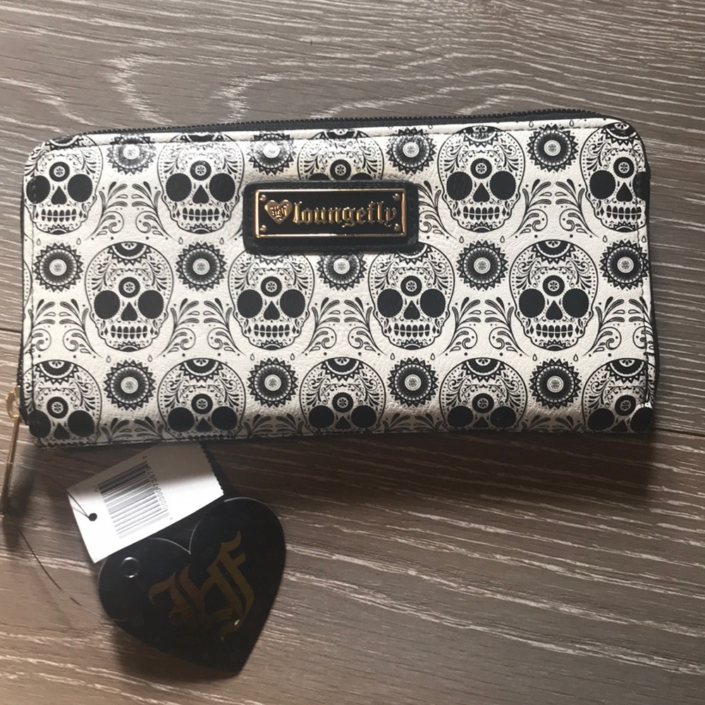 💀 Loungefly NWT skulls zip around wallet! 💀